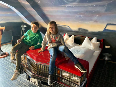V8-Hotel-Motorworld-Themenzimmer-Cadillac Foto: © Andrea Fischer, Trips4Kids.de