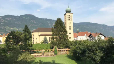Villa Arnica Garten und Kirche