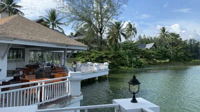 Voyager 47-Club-Lounge Terrasse, Outrigger Resort Phuket Foto: © Andrea Fischer