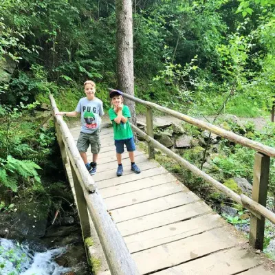 Waalwege in Schenna Kinder auf Brücke Foto: Andrea Fischer