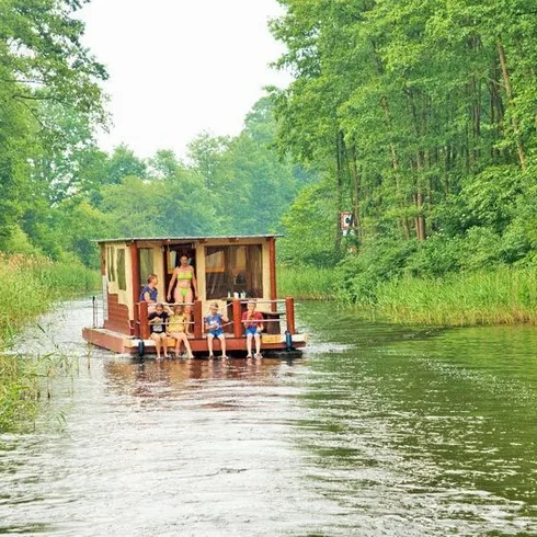 Floßfahrt, Seenplatte ©Christin Drühl, Tourismusverband Mecklenburgische Seenplatte