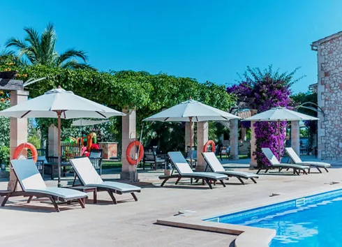 Ganz ruhig gelegen und schön eingerichtet ist ein kleines Fincahotel, das wir speziell für Familien mit jüngeren Kids im Süden der Insel entdeckt haben. Bis in den späten Herbst lockt die Destination nahe den Naturstränden von Es Trenc zum Baden und Relaxen.
