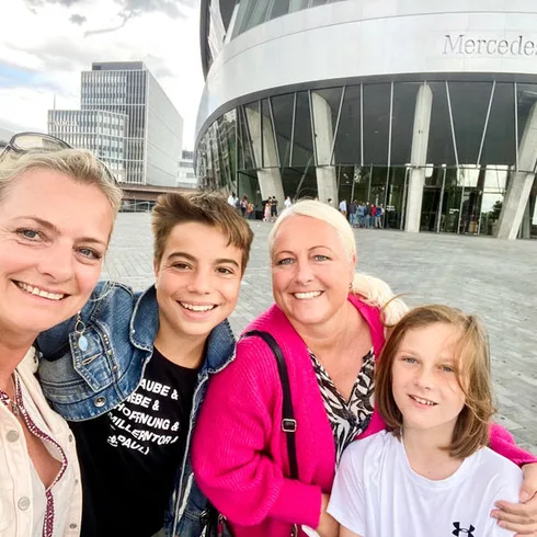 Mamas-u.-Jungs--vor-Mercedes-Museum
