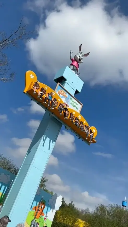 Sucht ihr noch nach Ideen für die Osterferien? Wir können euch das Ravensburger Spieleland sehr empfehlen. Das erste Mal waren wir hier, als die Jungs 3 und 5 Jahre alt waren - vor 5 Jahren. Damals hatten sie super viel Spaß und auch diesesmal war uns keine Sekunde langweilig. Eines unserer Highlights: die rasante 4D-Fahrt, die den Weg einer Gravitrax-Kugel simuliert. Danach hat mein Magen tatsächlich erstmal kurz eine Pause benötigt. #ravensburgerspieleland #urlaubmitkindern #familienurlaub #freizeitpark #freifallturm #gravitrax #urlaubambodensee