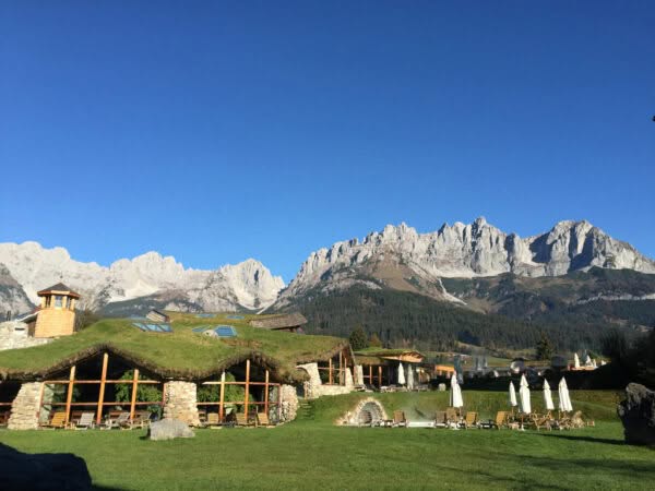 Biohotel Stanglwirt, Wellnessbereich von aussen, Bild: Sandra Mueller-Hofner, Trips4kids.de