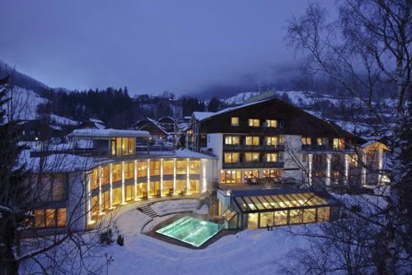 aussenansicht_des_eschenhof_winter_bei_nacht_hotel_eschenhof-bildhotel-eschenhof-pr-1