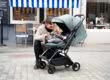 My Pico2 von My Junior - Mama mit Kind vor Cafe